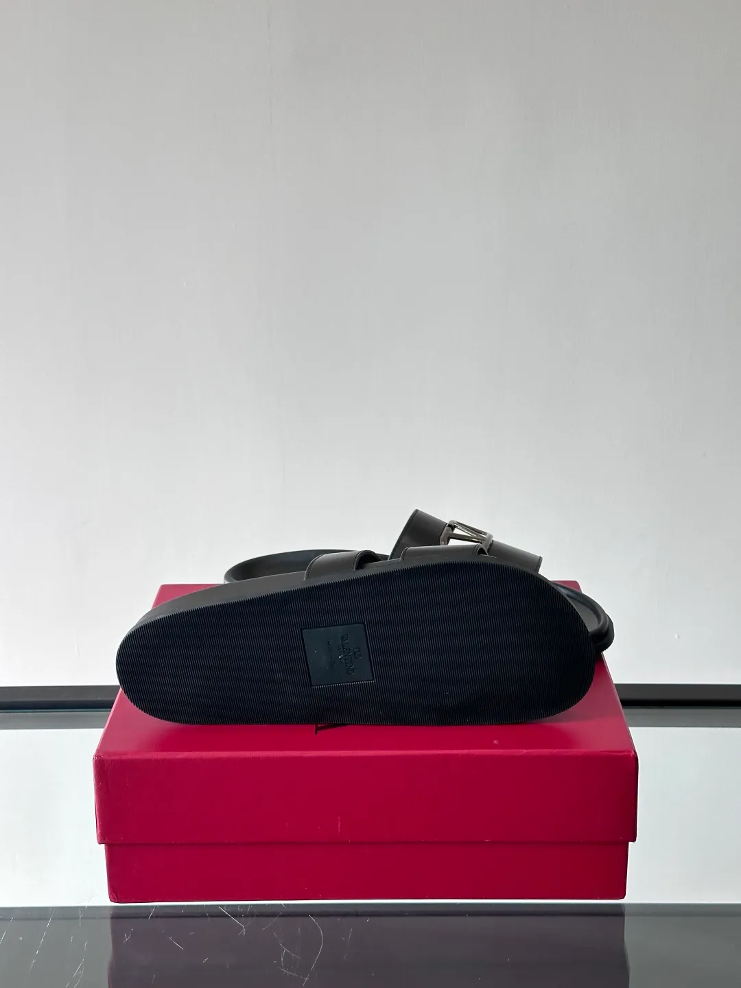 Men's shoes 💰p320 "VALENTINO" Valentino Men's 🧍‍♂️ Spring and summer new style metal rivet flat slippers, elegant sandals, the same style worn by celebrities, original molding, imported calfskin. Rubber outsole. Soft and durable, full set of counter packaging size: 39-44 (customized at 38.45.46)